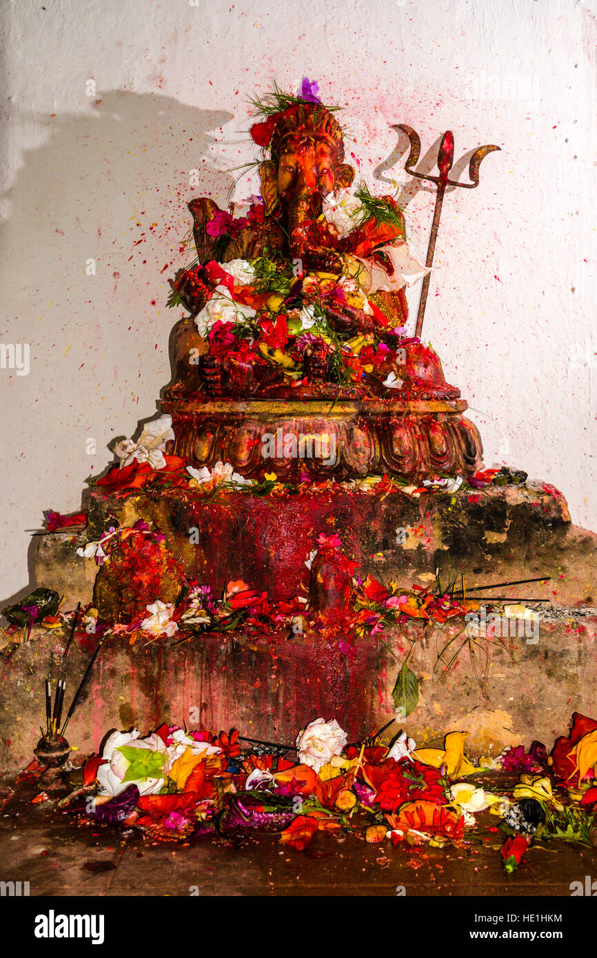 Eine große Statue des Gottes Ganesha ist farbenfroh im Inneren des Tempels khadga Devi Mandir am Hindu Festival darsain eingerichtet Stockfoto