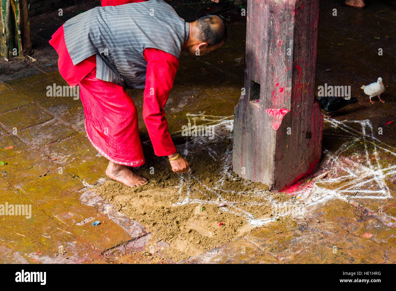 Ein Priester bereitet die Stelle, wo später viele Tiere zu den Göttern im Tempel geopfert gorakhnath am Hindu Festival darsain Stockfoto