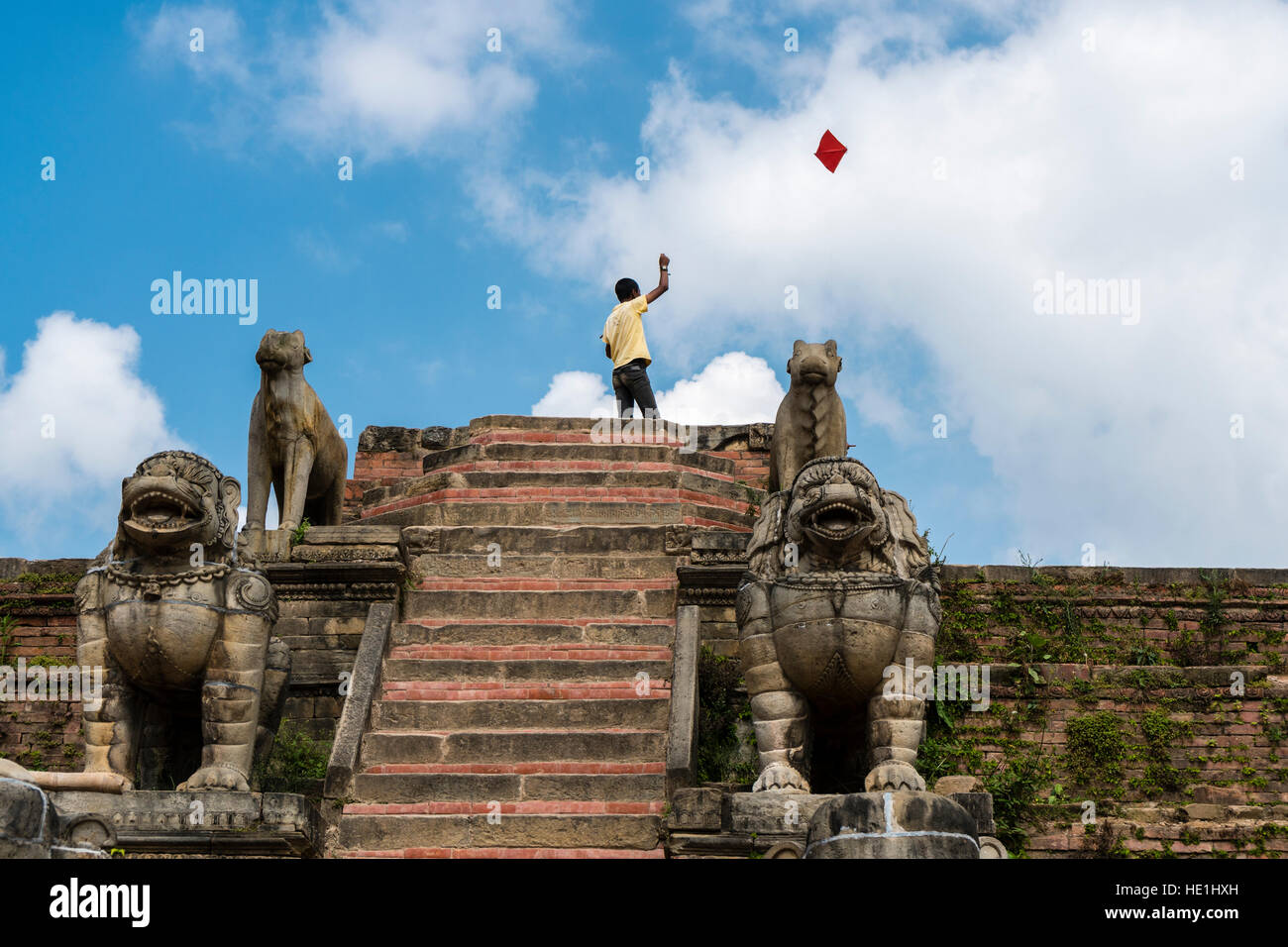 Ein Junge ist Flying a Kite auf den Ruinen der während des Erdbebens 2015 Tempel shilu mahadev Mandir zerstört Stockfoto