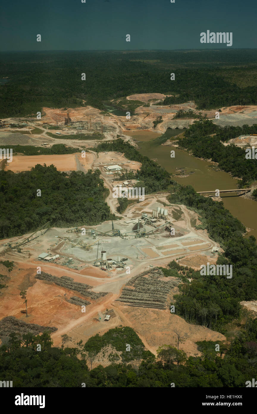 Wasserkraftwerk im brasilianischen Amazonas-Regenwaldes. Befindet sich im Fluss Teles Pires, in der Nähe der Stadt Alta Floresta. Stockfoto