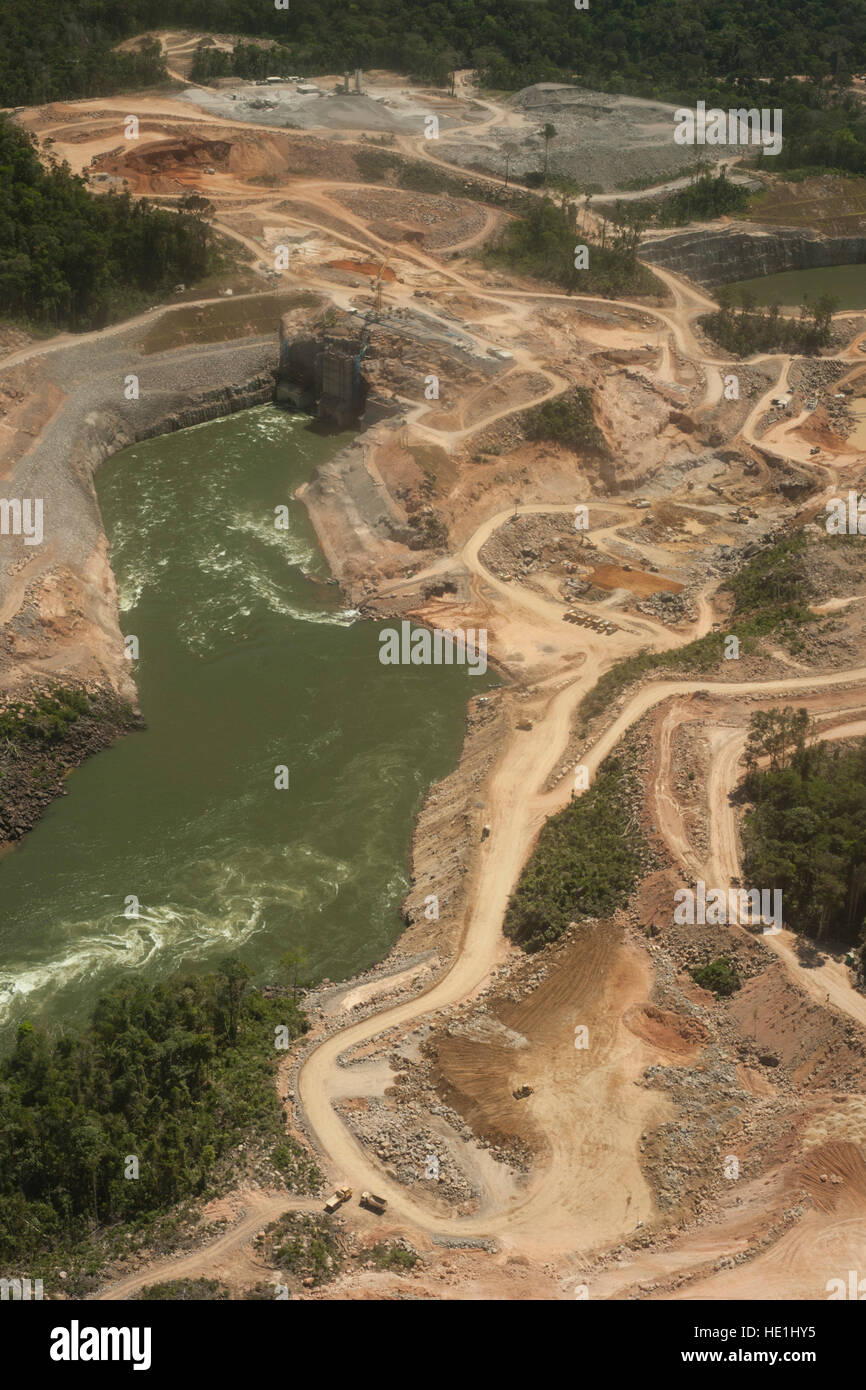 Wasserkraftwerk im brasilianischen Amazonas-Regenwaldes. Befindet sich im Fluss Teles Pires, in der Nähe der Stadt Alta Floresta. Stockfoto