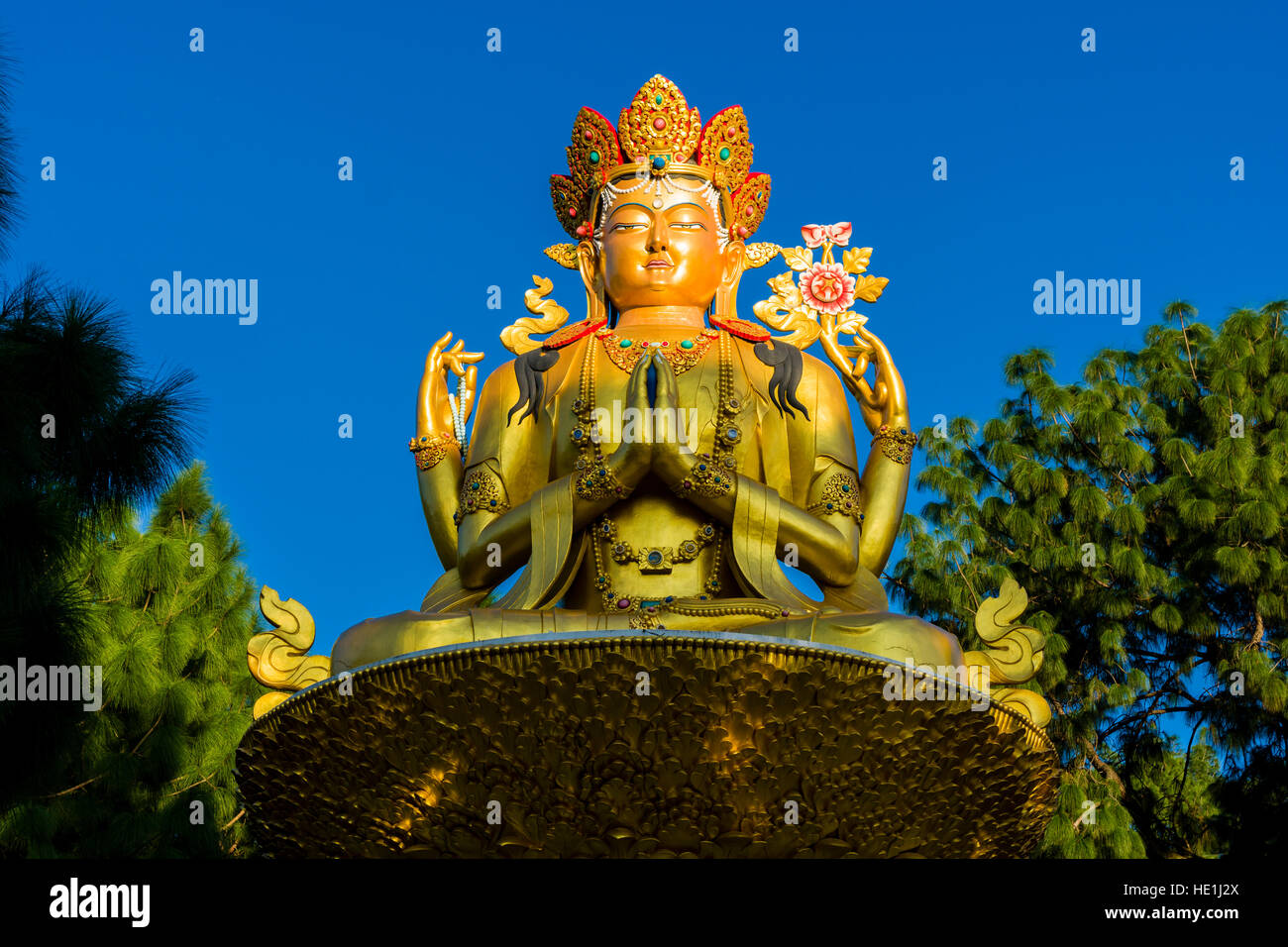 Eine große goldene Statue von Buddha Maitreya auf der Rückseite von swayambhunath Tempel, monkey Tempel Stockfoto