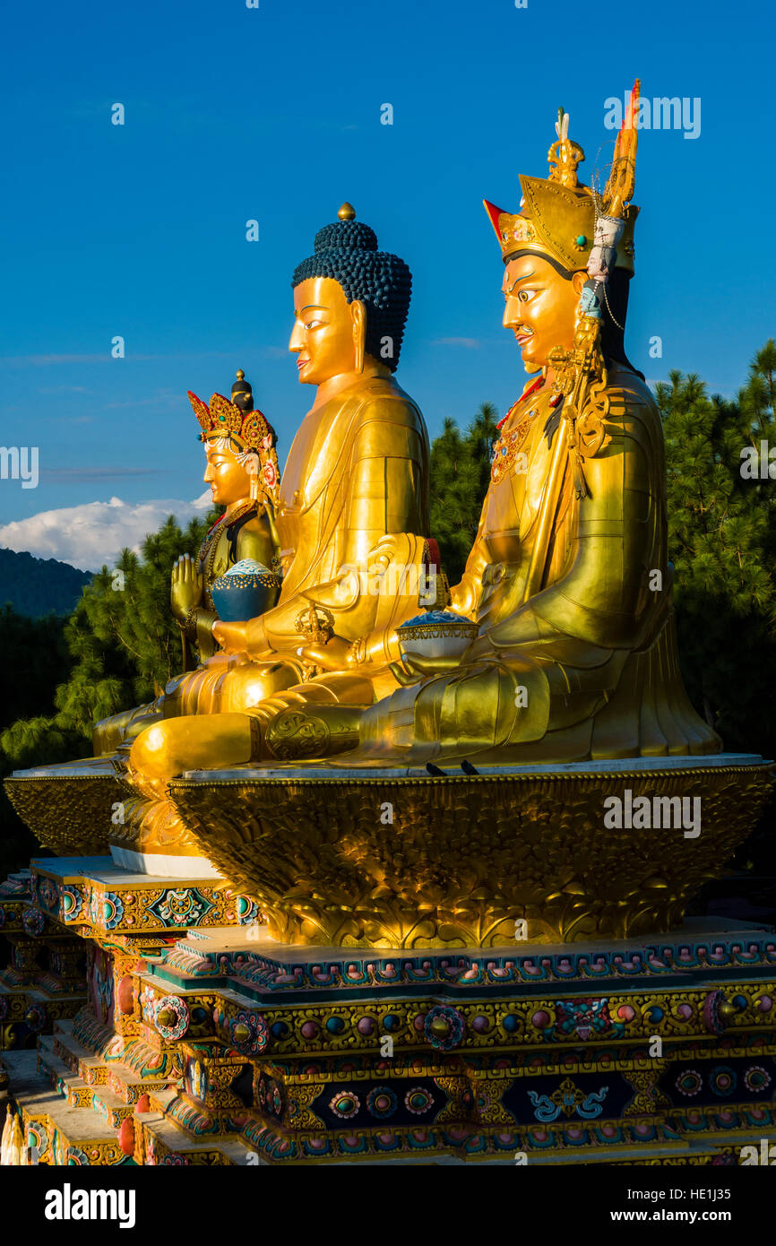 Großen goldenen Statuen von Padmasambhava, Buddha Shakyamuni und Buddha Maitreya auf der Rückseite von swayambhunath Tempel, Affentempel, verschneite mounta Stockfoto