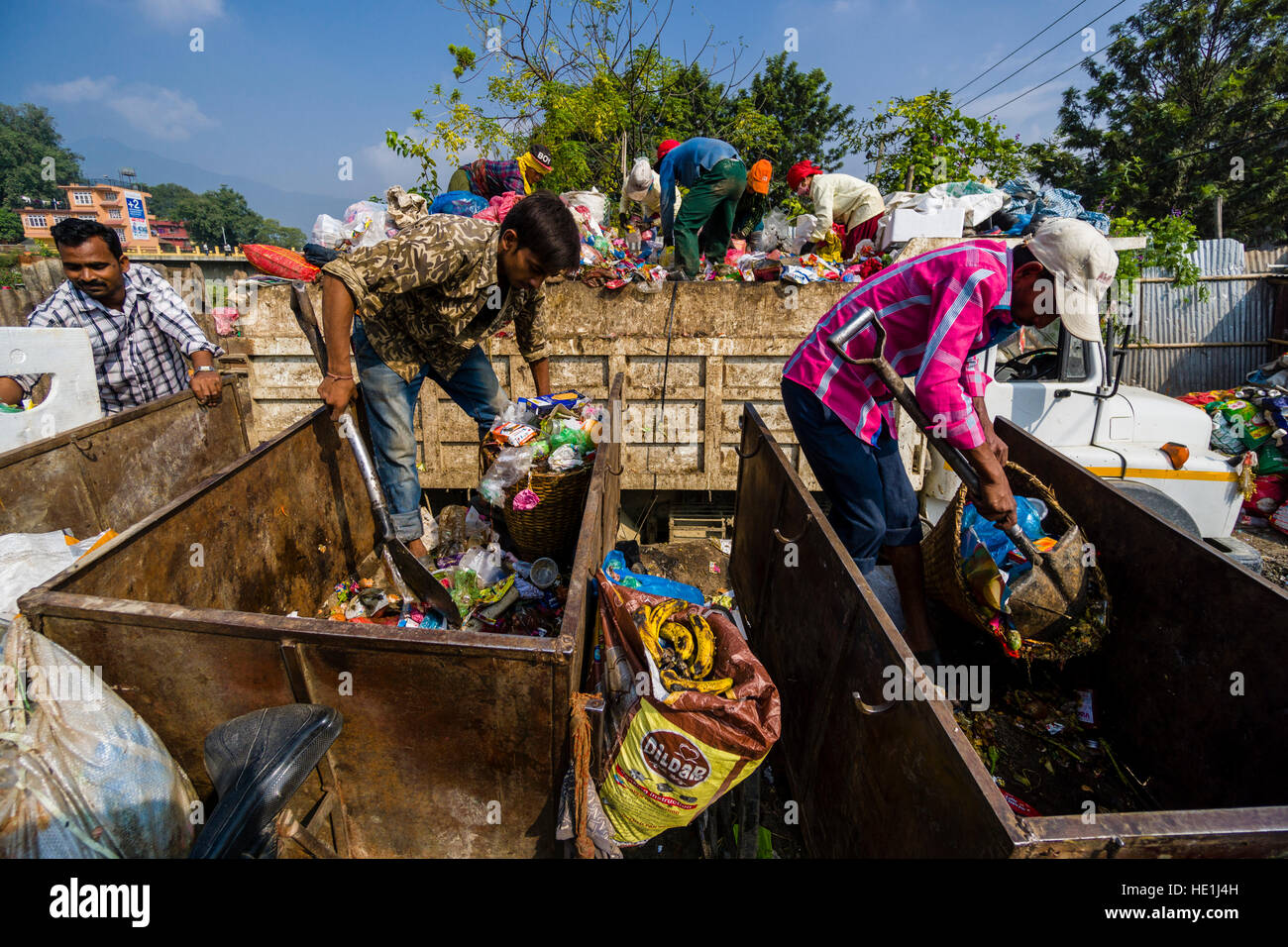 Leute sammeln Müll in der Stadt auf LKW laden und transportieren es zu einer Müllhalde außerhalb der Stadt Stockfoto