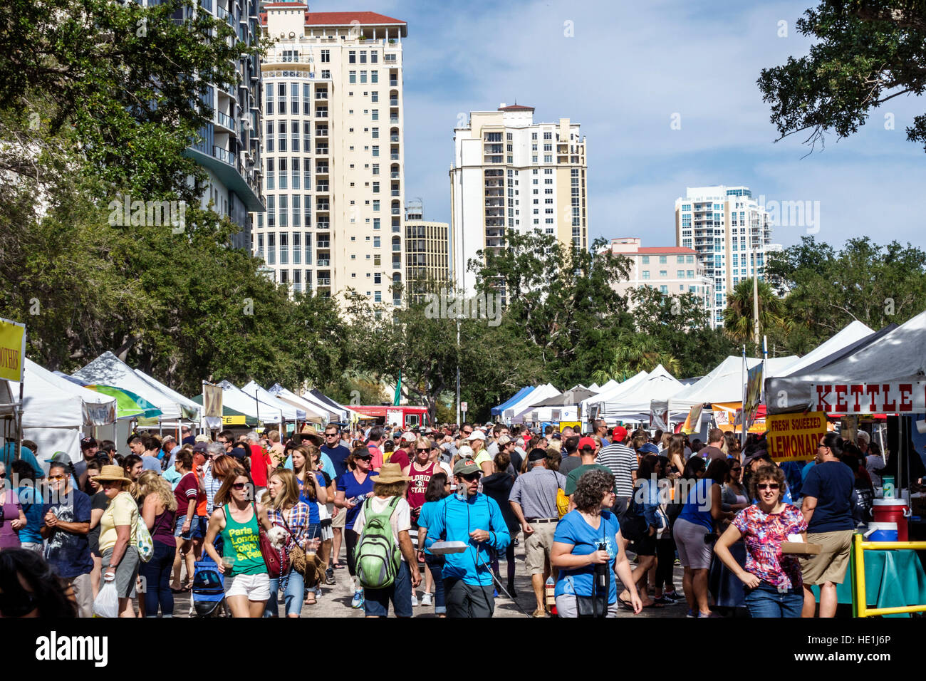 St. Saint Petersburg Florida, Samstagmorgen Markt, Verkäufer, Stände, Shopping Shopper Shopper Shop Geschäfte Markt Märkte Markt Kauf Verkauf, ret Stockfoto