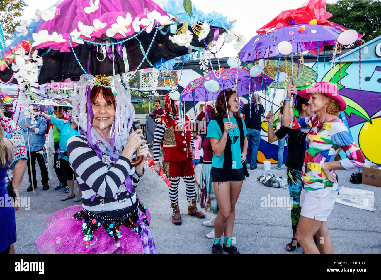 Florida St. Petersburg, Sicherheitshafen, Hauptstraße, Parade der Kunstmenschen, Regenschirme, große Eröffnung des SHAMC, FL161129129 Stockfoto