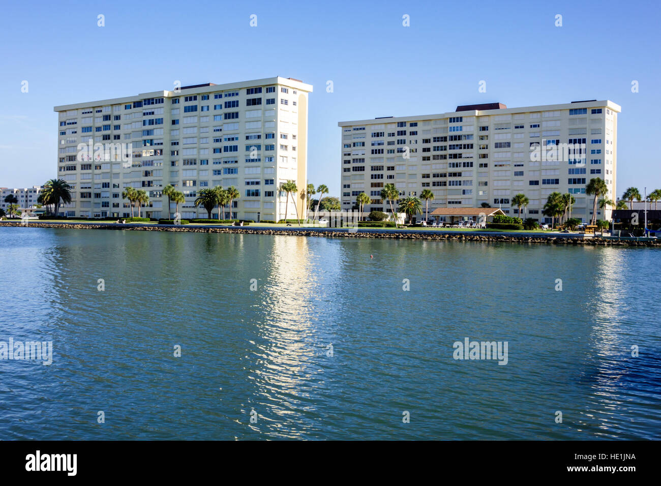 St. Saint Petersburg, Florida, Madeira Beach, Boca Ciega Bay, Apartmenthäuser am Wasser, Residenzen, FL161129147 Stockfoto