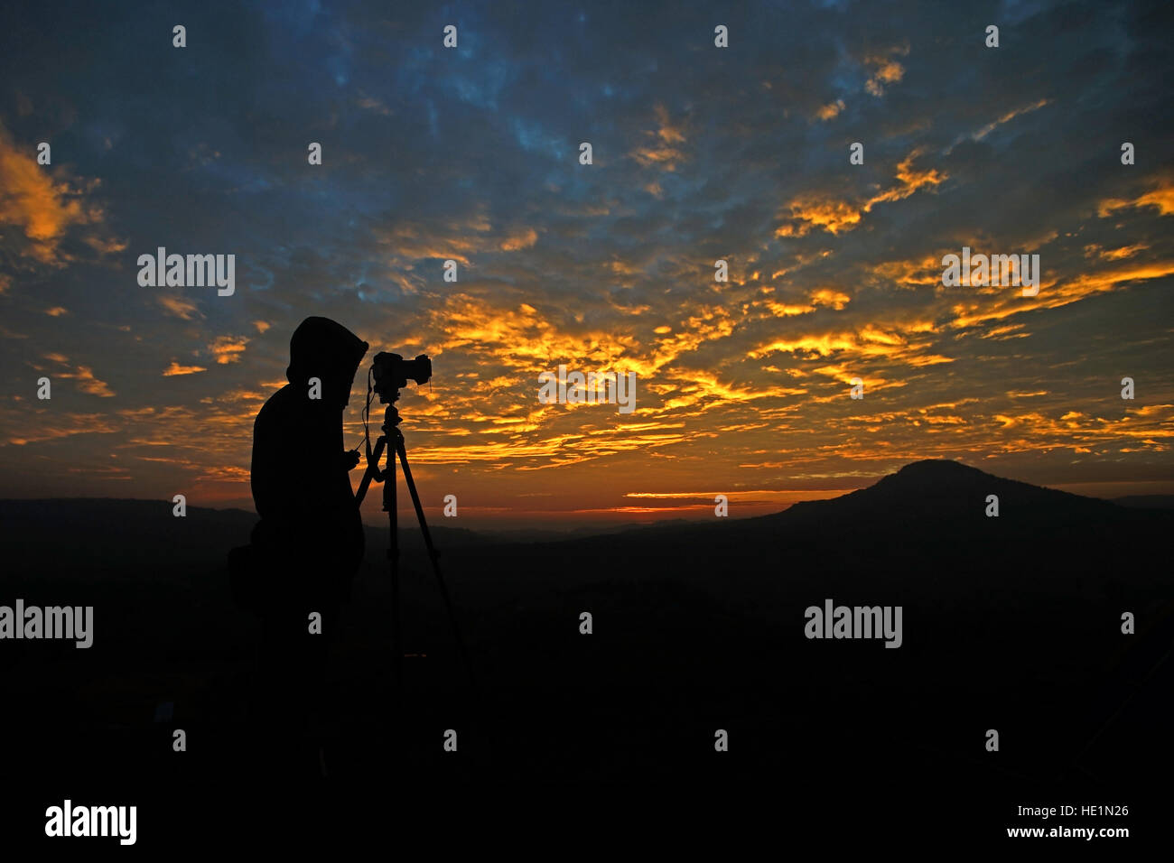 Silhouette eines Fotografen, die Bilder von den wunderschönen Sonnenaufgang Stockfoto