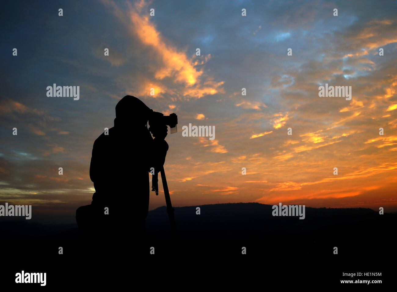 Silhouette eines Fotografen, die Bilder von den wunderschönen Sonnenaufgang Stockfoto