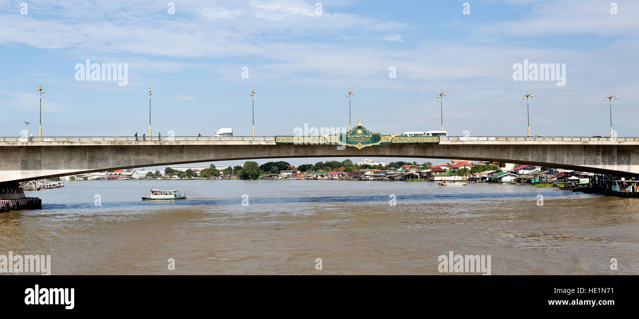 Die Rama IV-Brücke über den Chao Phraya River in der Provinz Nonthaburi, Bangkok, Thailand Stockfoto