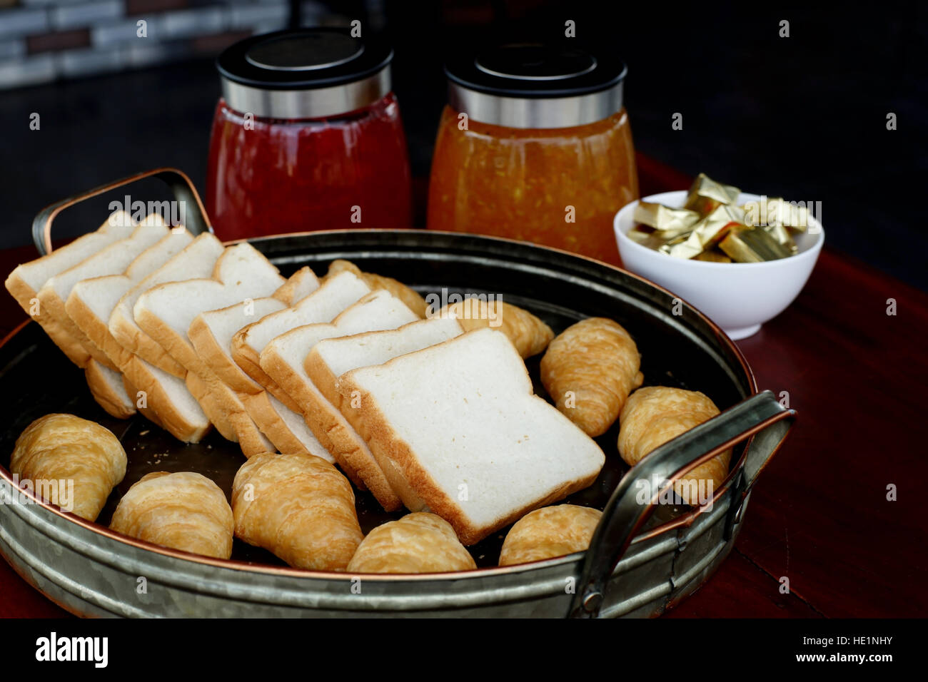 Scheibe Toastbrot und Croissant im Tray mit Marmelade und butter Stockfoto