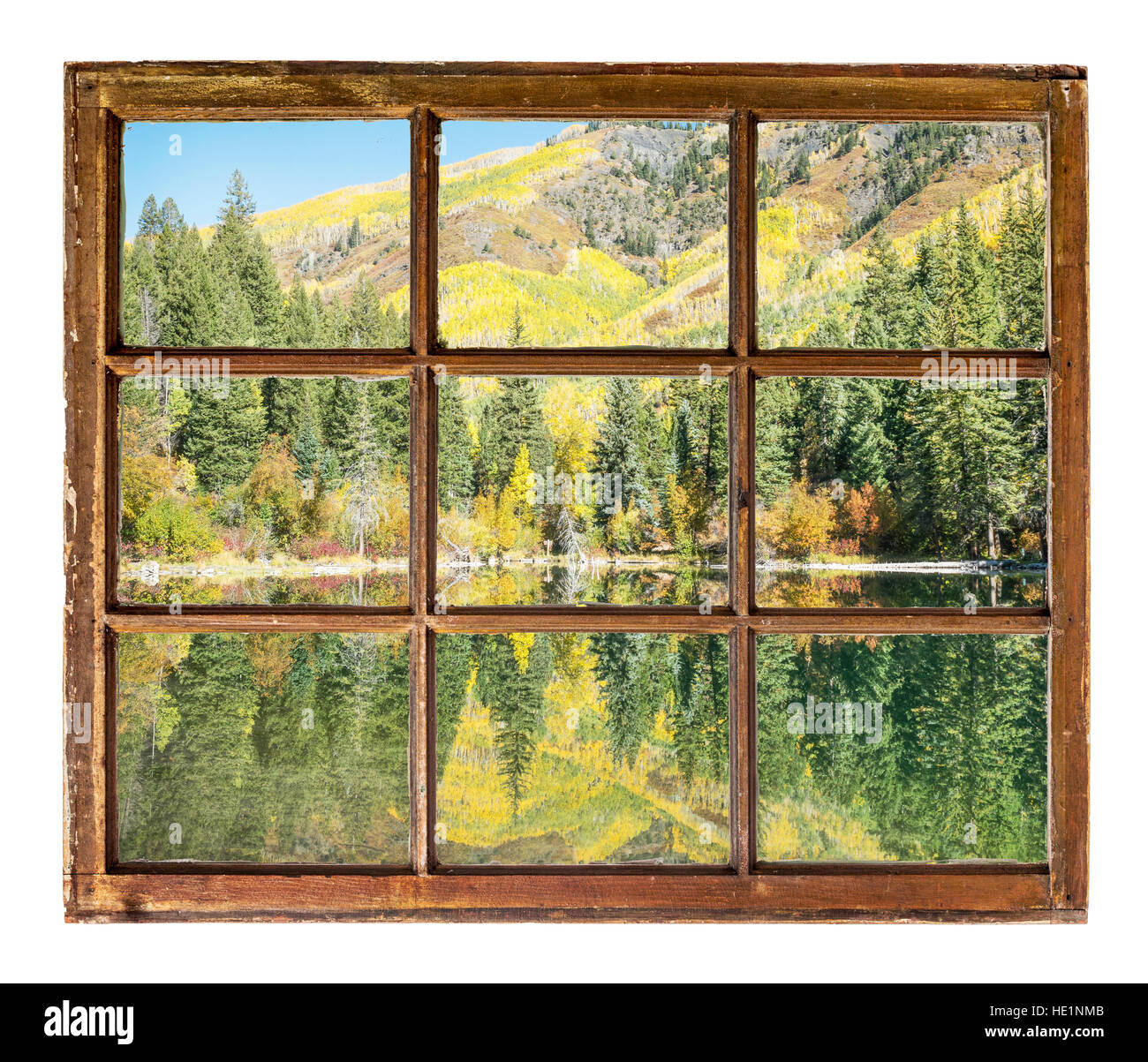 Bergsee mit Herbstfarben wie Vintage, Grunge, Schiebefenster mit schmutzigen Glas durchschauen Stockfoto