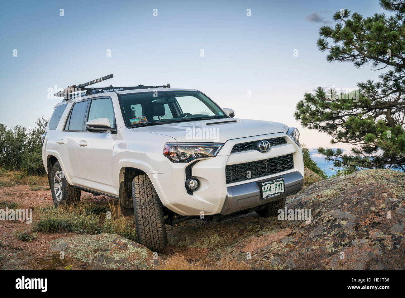 Toyota 4Runner SUV (2016 Trail Edition) auf einem felsigen Pfad in Colorado Rocky Mountains Stockfoto