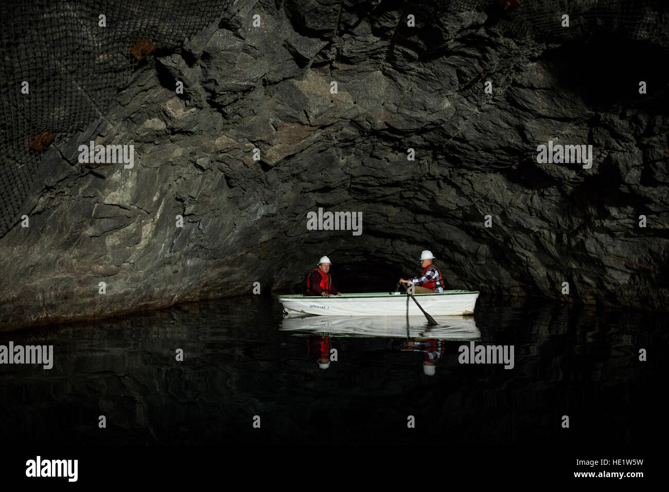 Steven Rose links, den Cheyenne Mountain Air Force Station stellvertretenden Direktor und der Sicherheit Chef paddeln Sie im hinteren Bereich eines Cheyenne Mountain Complex unterirdischen Lagerstätten ein schwimmendes Gerät platzieren. Die Zisternen aus Fels gehauen bieten trinken und kühlen Wasser während ein Sees von Dieselkraftstoff bereit für die sechs Lokomotive mittlere Diesel-Generatoren in der Lage, die Versorgung einer kleinen Stadt sitzt. /Staff Sgt Andrew Lee Stockfoto