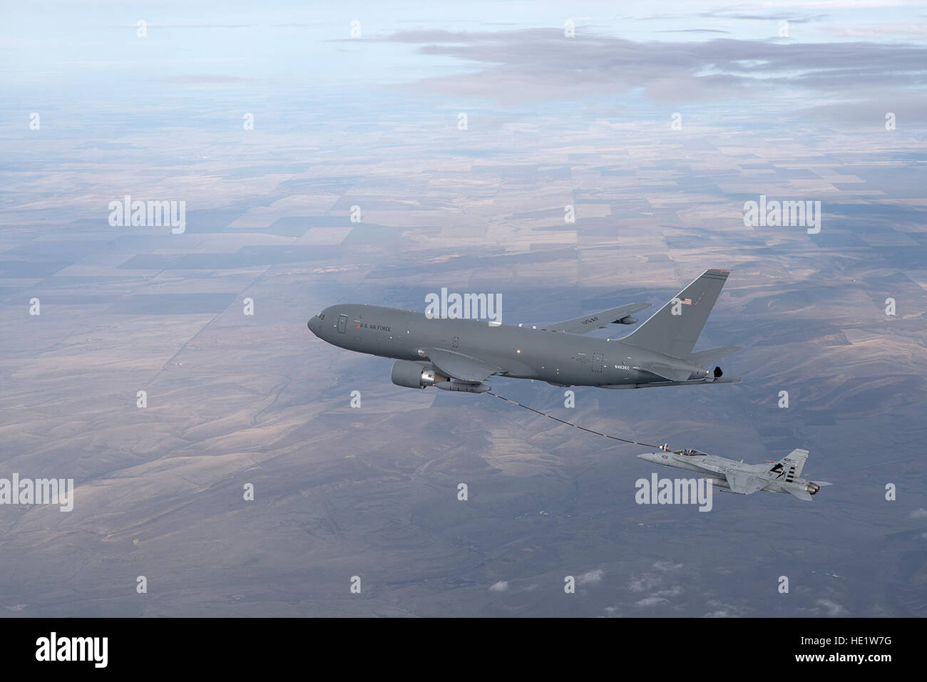 Ein KC-46A Pegasus tankt eine F/A-18 Hornet mit Schlauch und Bremsschirm System 10. Februar 2016 über US-Bundesstaat Washington. Diese Mission bedeutete zum ersten Mal einen Schlauch und Drogue diente jemals im Leben-Fly Betrieb aus den KC-46. Die KC-46A soll die Luftwaffe Altern Tankerflotte, ersetzen die Flugzeuge seit mehr als 50 Jahren Betankung wurde hat. Boeing Foto/John Parker Stockfoto