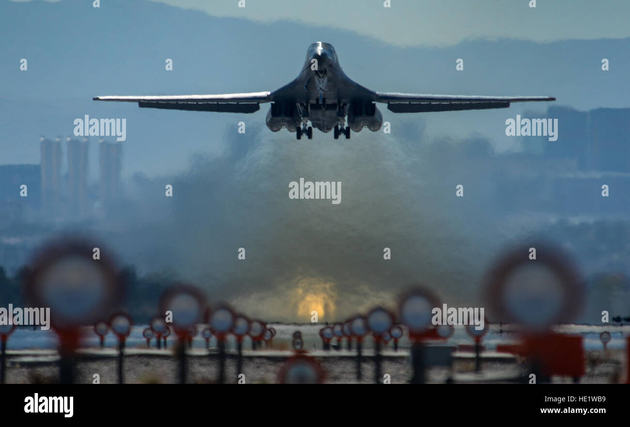 Ein B-1 b Lancer zugewiesen der 28. Bombe Flügel in Ellsworth Air Force Base, S.D., startet am ersten Tag der roten Fahne 16-2-Februar 29, 2016 an Nellis AFB, Nevada /Airman First Class Keven Tanenbaum Stockfoto