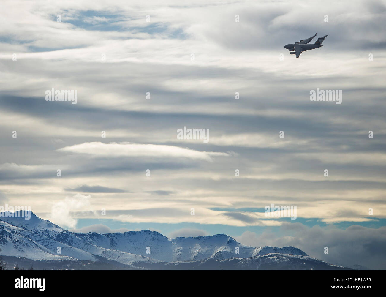 Eine c-17 Globemaster III fliegt über gemeinsame Basis Elmendorf-Richardson, Alaska, während einer Ausbildung Sortie 24. März 2016. Ausbildung Einsätze sind unerlässlich für pilot Entwicklung und insgesamt mission Wirksamkeit. /Senior Flieger James Richardson Stockfoto