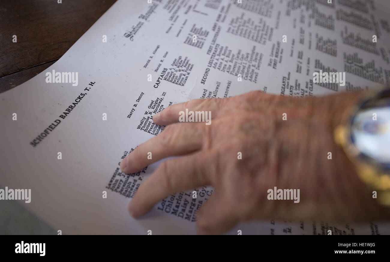 Thomas Brien Haigley Jr., 79, war fünf Jahre alt und lebe Schofield Barracks neben Wheeler Army Airfield, als die Japaner am 7. Dezember 1941 angegriffen. Er zeigt den Namen des Vaters, Thomas Brien Haigley Sr., der Kapitän und Arzt in der US Army Medical Corps, auf einer Liste von Schofield Barracks von 1941 war. Feilschen Sr. hatte seinen Sohn auf der Veranda ihres Hauses in der Nähe von Generälen Schleife am benachbarten Schofield Barracks verließ, um Basis Krankenhaus Bericht während des japanischen Angriffs und von dort wurde er nach der Kantine im Wheeler Field geschickt. Das Gebäude, das kleine c steht Stockfoto
