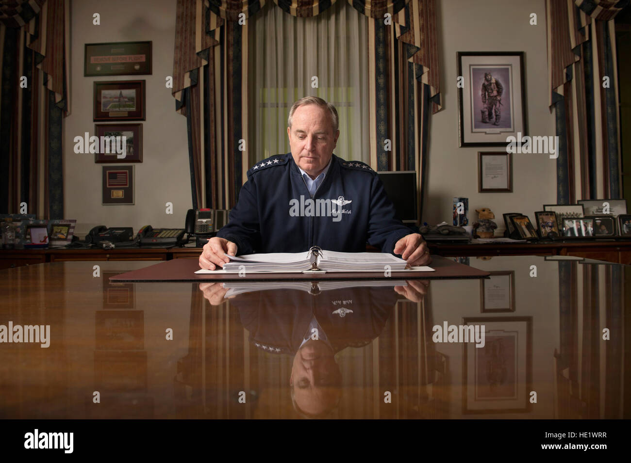 General Mark A. Welsh III ist Chef des Stabes der US Air Force, Washington, D.C., posiert für ein Porträt in seinem Büro. Er dient als Häuptling wie die Senior Luftwaffe Offizier verantwortlich für die Organisation uniformierten, Ausbildung und Ausrüstung der 664.000 Aktivaufgabe, Guard, Reserve und zivile Kräfte haben wir in den Vereinigten Staaten und im Ausland. Als Mitglied der Joint Chiefs Of Staff fungieren General und andere Service-Chefs als Militärberater des Verteidigungsministers, National Security Council und dem Präsidenten. /Staff Sgt. Vernon jungen Jr. Stockfoto