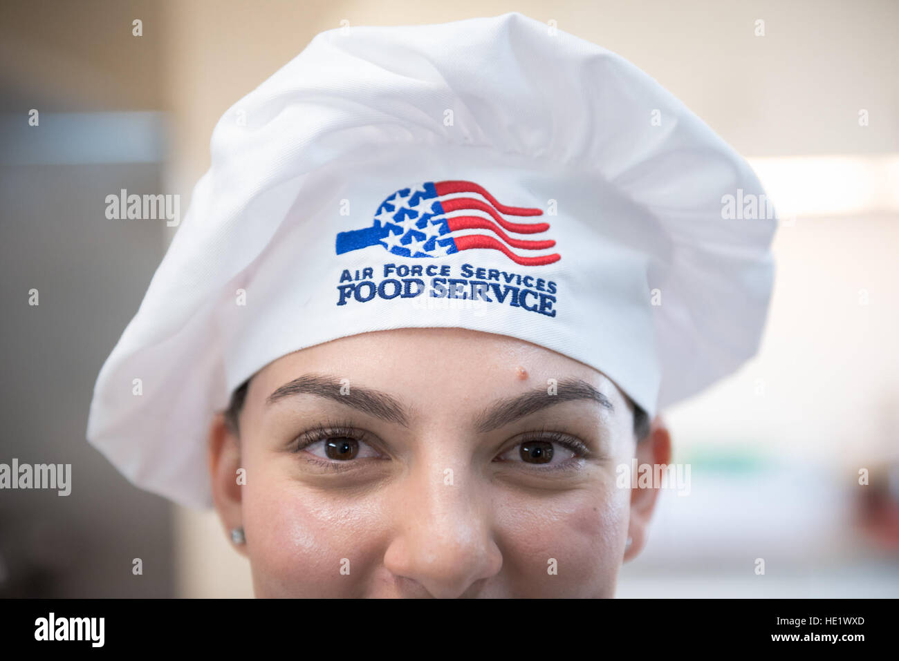 Flieger 1. Klasse Alexandra Ayub, ist ein Raketen-Chef für die 90. Kraft Unterstützung Geschwader an Francis E. Warren Air Force Base in Wyoming, aber regelmäßig zur Vorbereitung von Mahlzeiten im freien MAFs bereitgestellt wird. Während der viertägigen Einsätze bietet Ayub Mahlzeiten für die Flieger auf dem MAF und der Besatzung der Launch Control Center befindet sich unter der MAF Missileers stationiert. /Staff Sgt Andrew Lee Stockfoto
