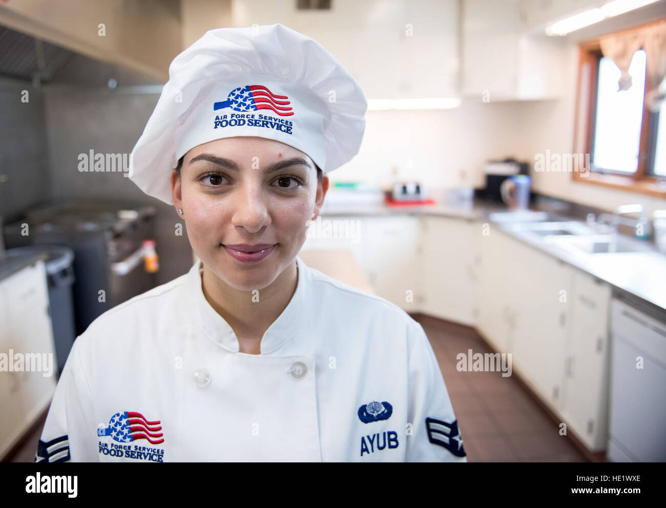 Flieger 1. Klasse Alexandra Ayub, ist ein Raketen-Chef für die 90. Kraft Unterstützung Geschwader an Francis E. Warren Air Force Base in Wyoming, aber regelmäßig zur Vorbereitung von Mahlzeiten im freien MAFs bereitgestellt wird. Während der viertägigen Einsätze bietet Ayub Mahlzeiten für die Flieger auf dem MAF und der Besatzung der Launch Control Center befindet sich unter der MAF Missileers stationiert. /Staff Sgt Andrew Lee Stockfoto