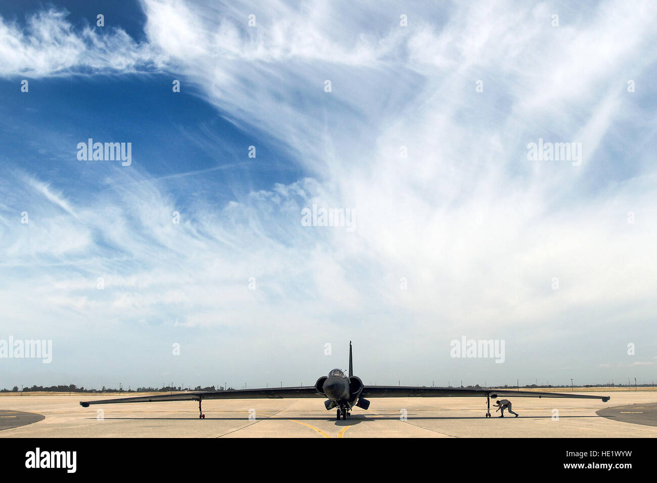 Ein US-Air Force Flugzeuge Betreuer zugewiesen bis 9. Reconnaissance Wing, misst die Flügel von einer U-2 Dragon Lady Flugzeug wie der Pilot des Flugzeugs, das Gehänge taxis, nach der Rückkehr von einer routinemäßigen Sortie Beale Air Force Base, Kalifornien, 14. Juni 2016 Räder. Beide Räder unter den Flügeln der U-2 s dienen der Stabilisierung, wenn das Flugzeug hebt ab und Taxis. Wie die Flugzeuge Aufzüge in die Luft auf ausziehen, beide Räder aus dem Flugzeug lösen und von Piloten, die sie anfügen, wenn das Flugzeug landet versammelt sind.  Staff Sgt Kenny Holston Stockfoto