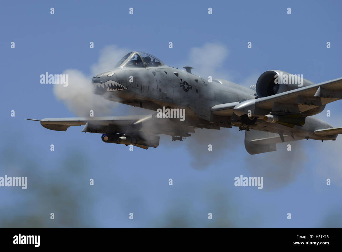 Eine A - 10C Thunderbolt II zugeordnet, der 75. Jagdstaffel führt eine Low-Winkel-Sperrfeuer während des Hawgsmoke-Wettbewerbs bei Barry M. Goldwater Range, ARIZ., 2. Juni 2016. Die zweitägigen Wettbewerb gehörten Team und Einzelwertung strafing, Höhen-Sturzbombardierungen, Maverick Raketen Präzision und Team-Taktik. /Senior Flieger Chris Drzazgowski Stockfoto