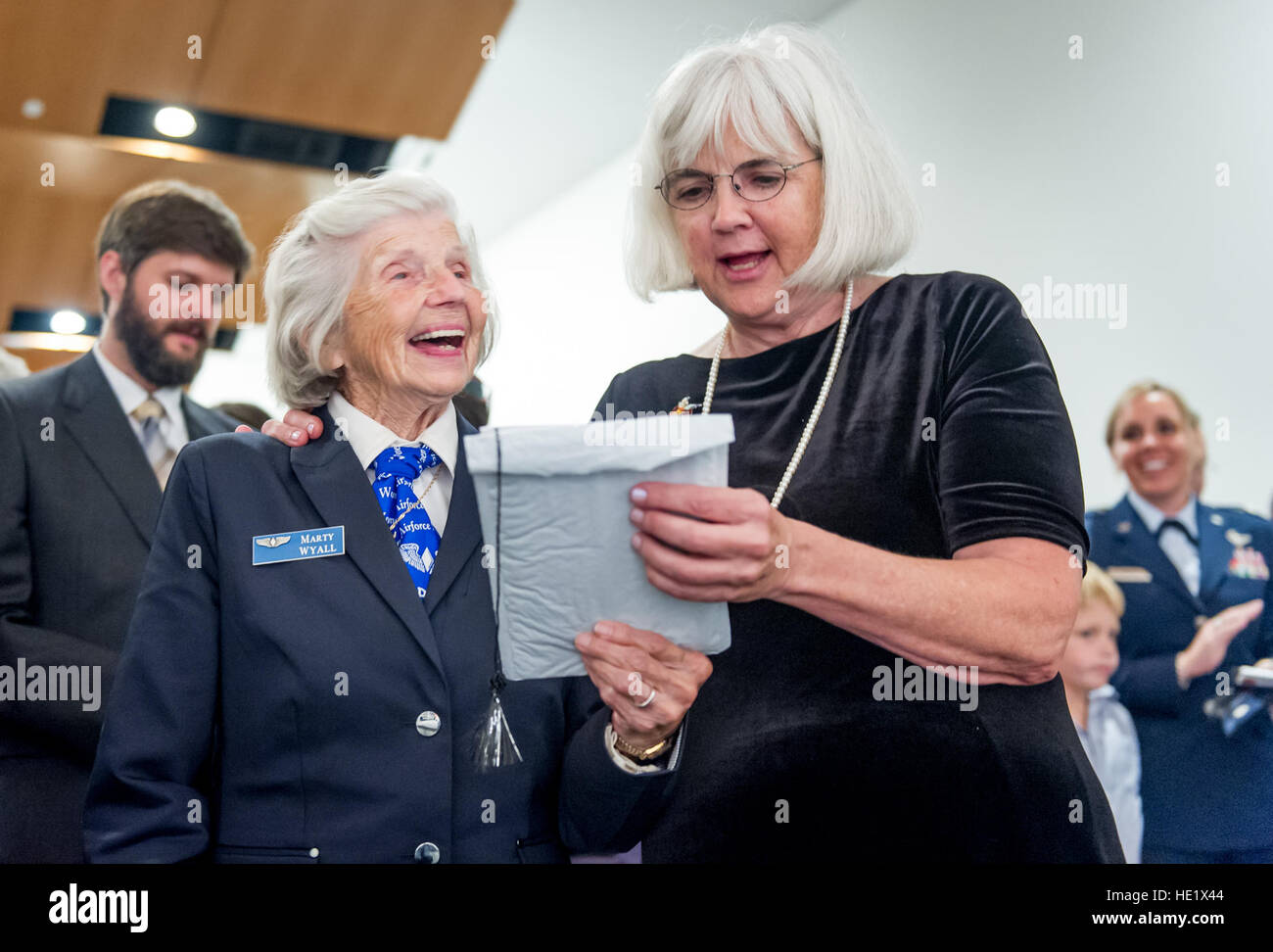 Terry Lee Harmon, Tochter von Elaine Danforth Harmon, der während des zweiten Weltkriegs eine Frauen Airforce Service Pilot Wespe war, singt die US Air Force mit ehemaligen Wespe, Mary Anna 'Marty' Martin Wyall, 95, bei einer Trauerfeier hielt bei den Frauen im Militärdienst für Amerika Denkmal, nach einer Trauerfeier mit vollen militärischen Ehren für Harmon auf dem Arlington National Cemetery , 7. September 2016. Harmon Familie arbeitete seit ihrem Tod im April 2015 auf 95 Jahre alt, eine U.S. Army Entscheidung, noch im selben Jahr rückgängig zu machen, um die Förderfähigkeit für Wespen für das Begräbnis in Arlington zu widerrufen. Die Wespen ein Stockfoto