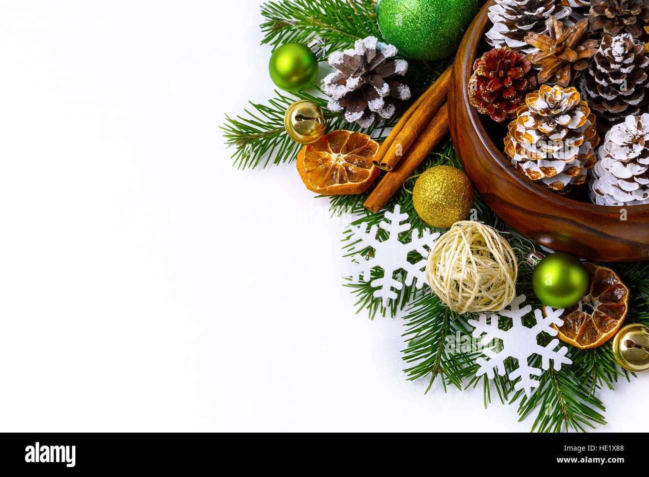 Weihnachten dekoriert Tannenzapfen in Holzschale mit Tannenzweigen. Weihnachtsgruß Hintergrund mit Zimtstangen und getrocknete Orangenscheiben. Kopieren von spac Stockfoto