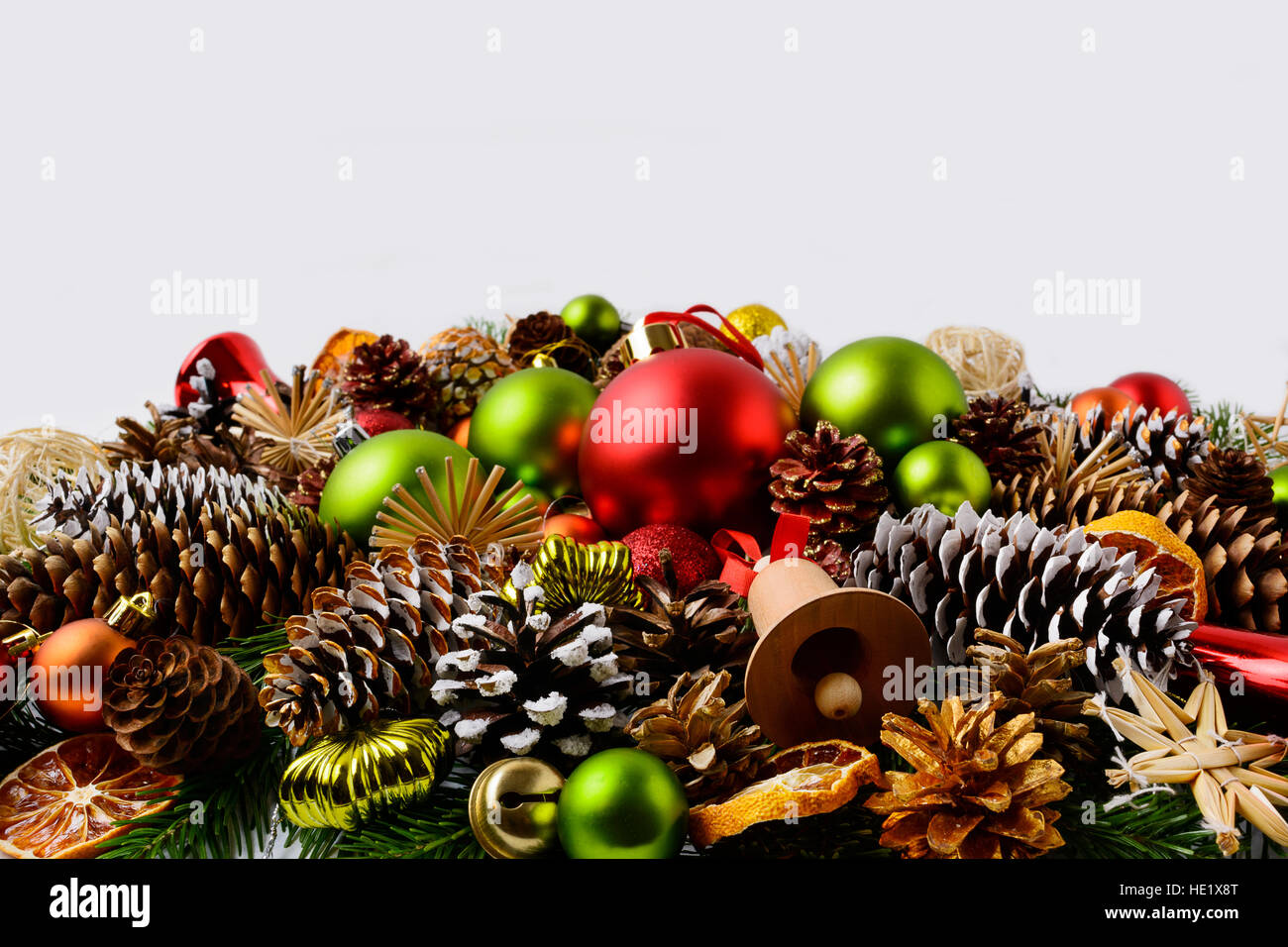 Traditioneller Weihnachtsschmuck, Tannenzweigen und Tannenzapfen. Weihnachts-Dekoration mit Kugeln und getrocknete Orangenscheiben. Weihnachten Gruß Hintergrund Stockfoto