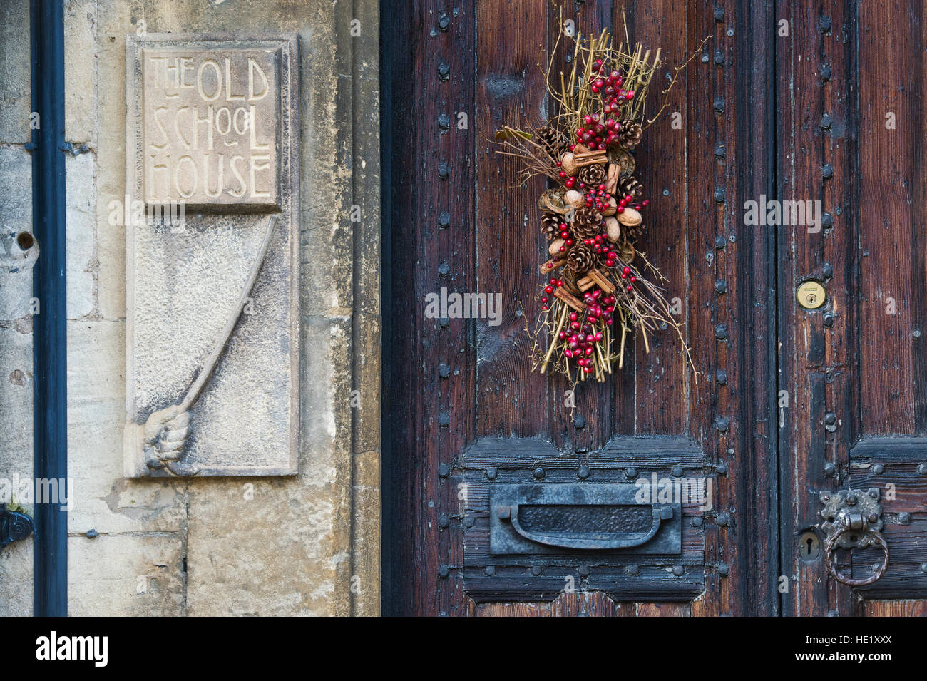 Adventskranz am alten Schulhaus. Chipping Campden, Cotswolds, Gloucestershire, England Stockfoto