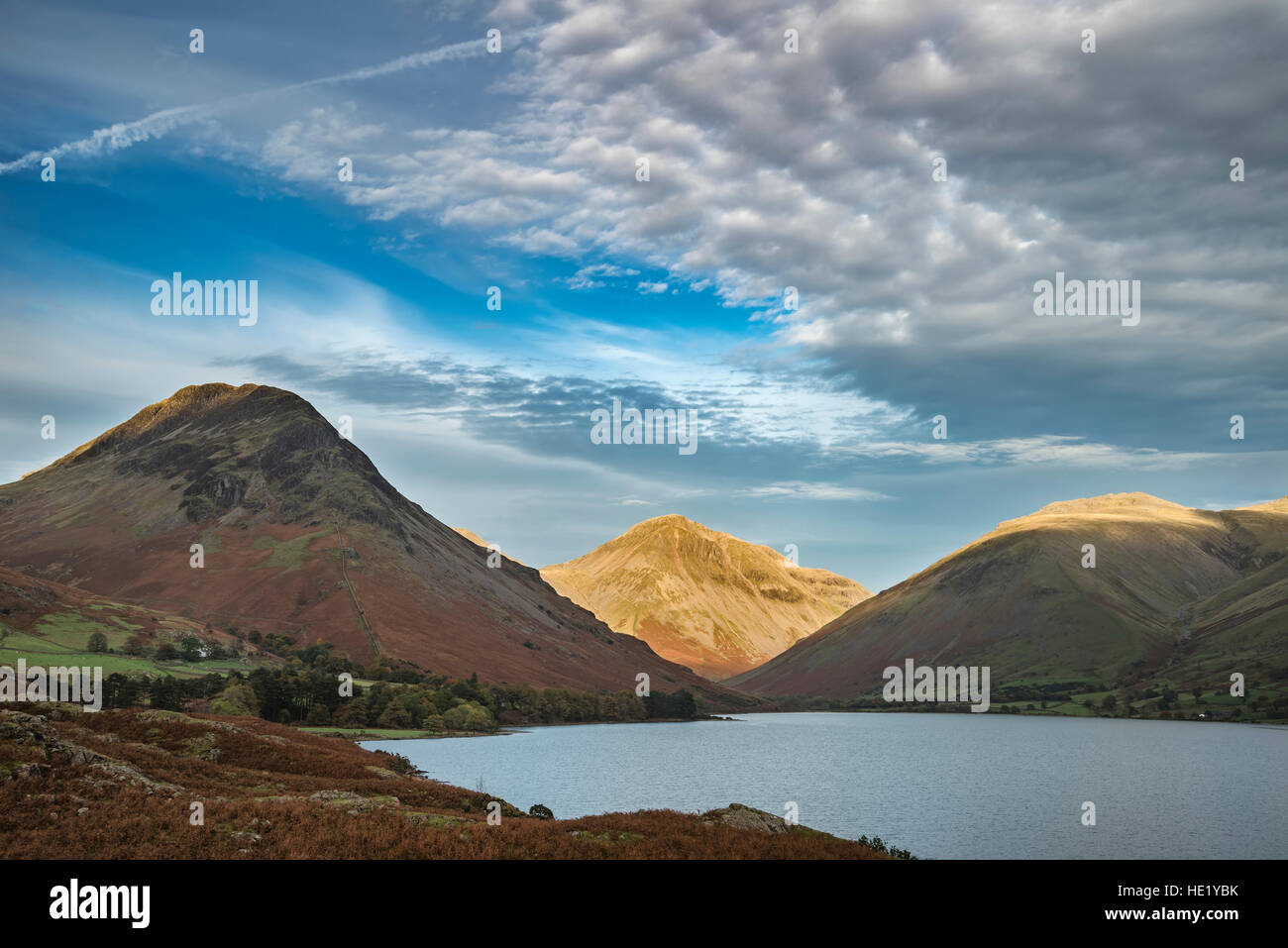 Atemberaubende Sonnenuntergang Landschaftsbild Wast Wasser und Berge im Lkae-Distrikt im Herbst in England Stockfoto