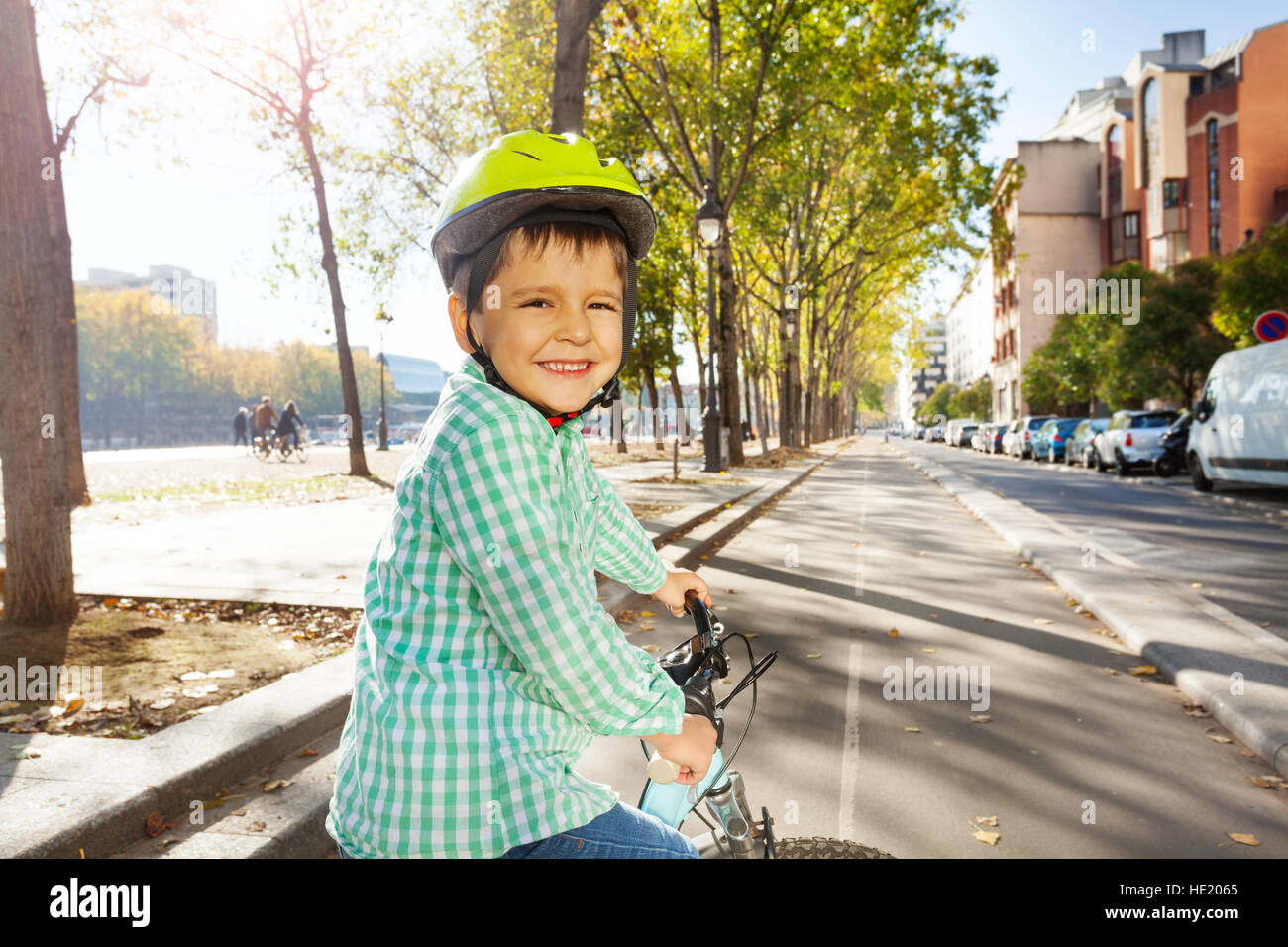 Lächelnde junge mit seinem Fahrrad am Radweg Stockfoto