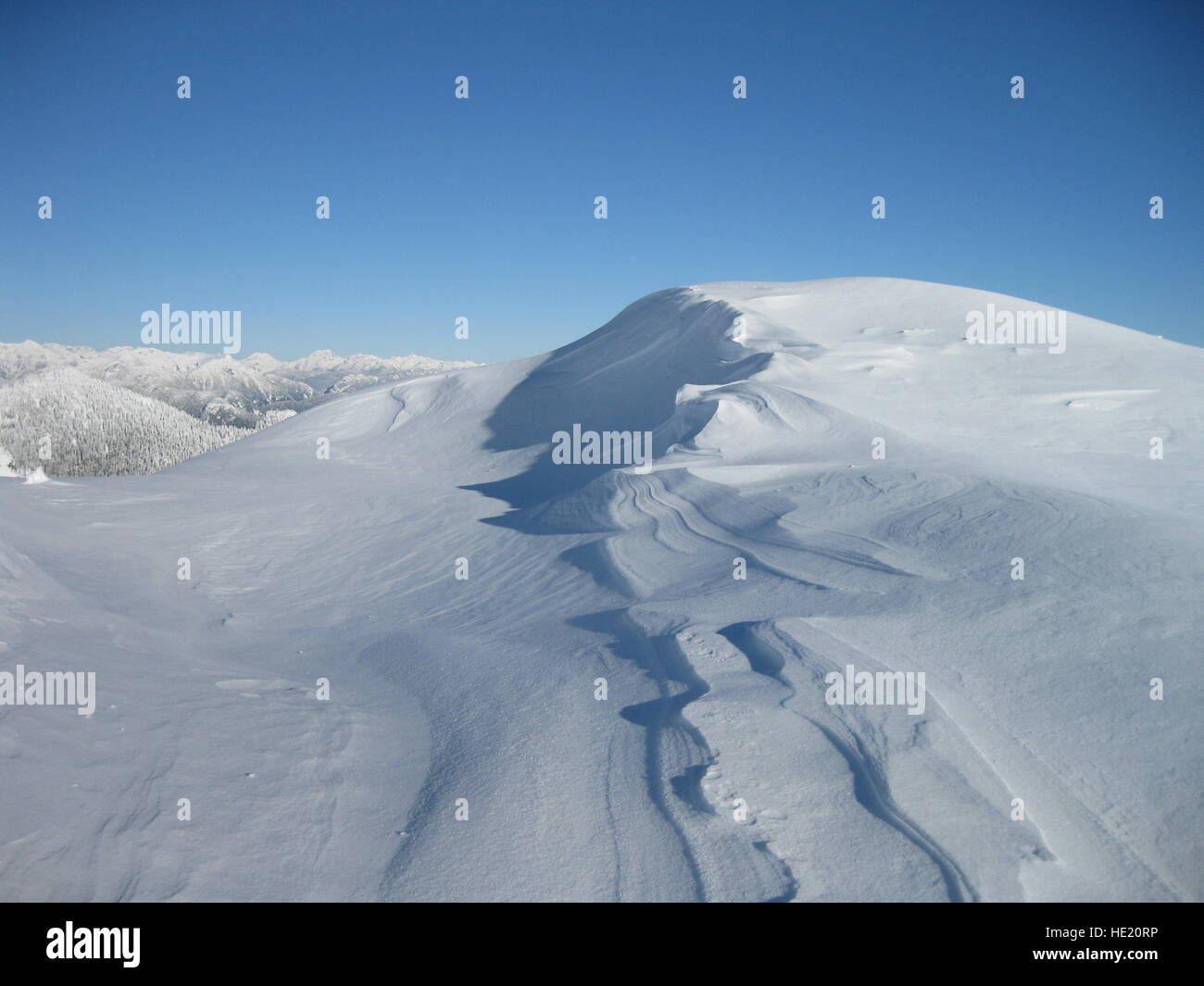 Geformten Schneeverwehungen und Bergen am Mount Seymour, British Columbia, Kanada Stockfoto