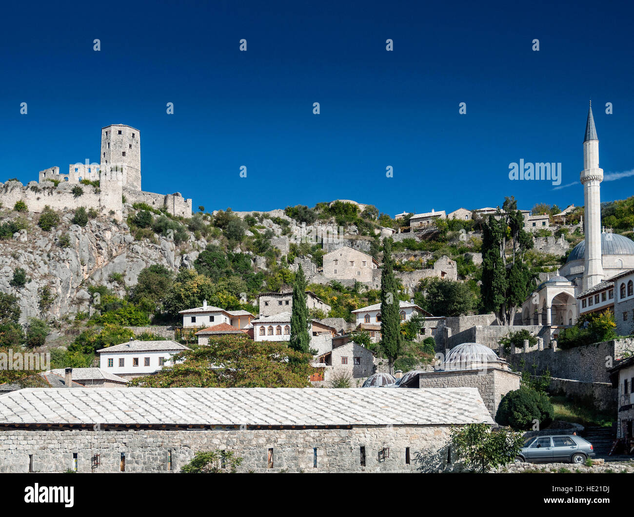 malerische Aussicht von Pocitelj Dorf traditionelle Architektur Altbauten und Moschee in Bosnien-Herzegowina Stockfoto