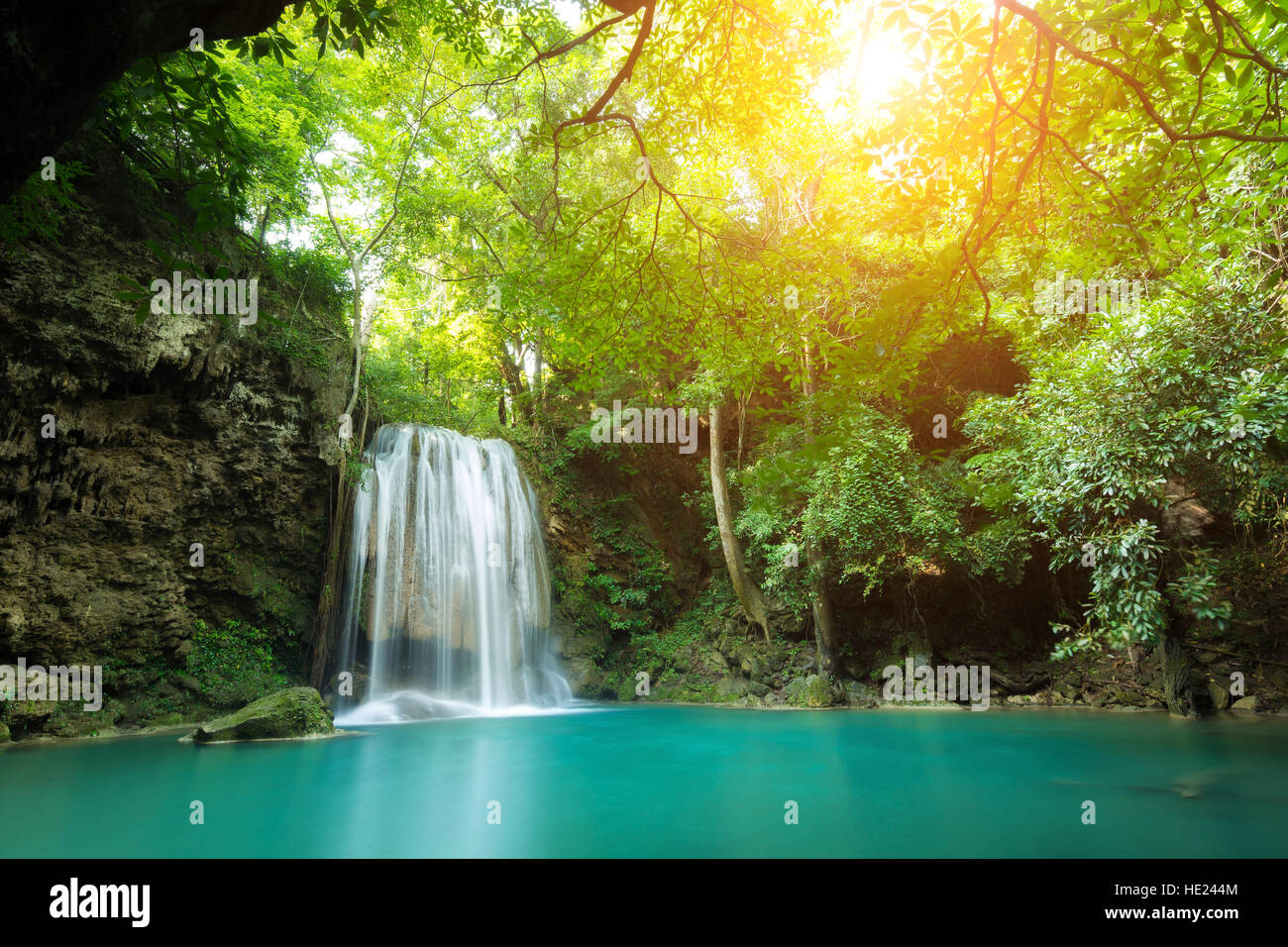 Erawan Wasserfall ist ein schöner Wasserfall im Frühlingswald in Provinz Kanchanaburi, Thailand. Stockfoto