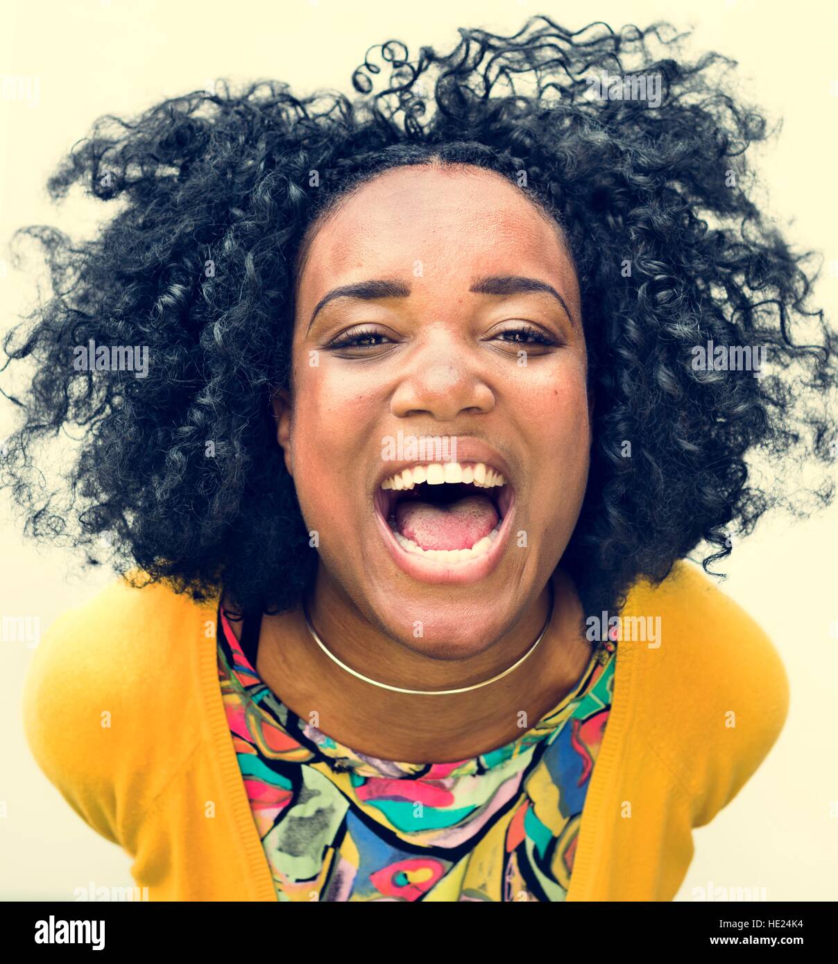 Afrikanischer Herkunft Teen Mädchen lächelnd Porträt Konzept Stockfoto