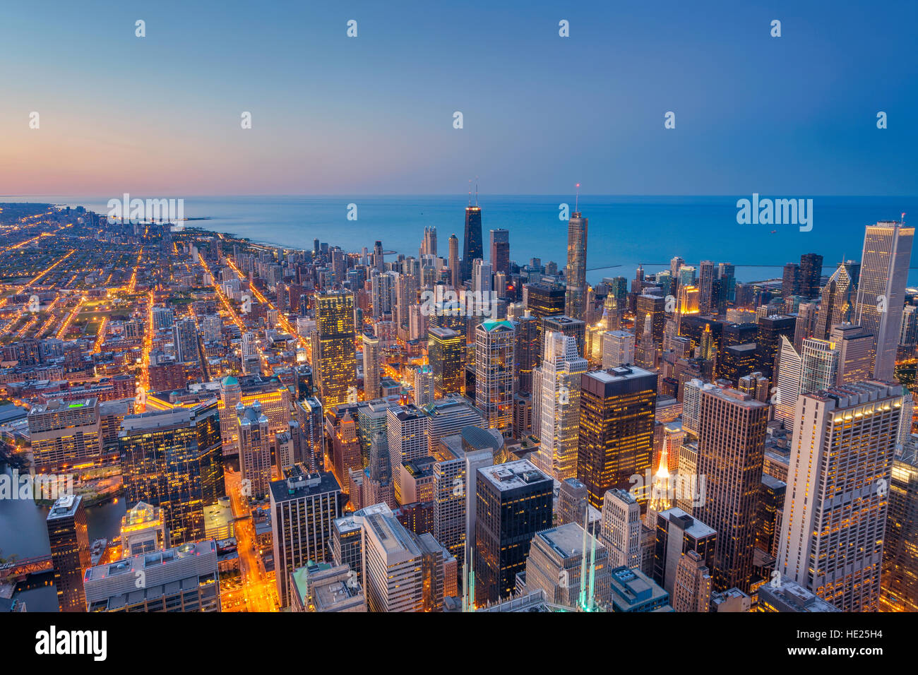 Chicago. Stadtbild Bild von Chicago downtown in der blauen Dämmerstunde. Stockfoto