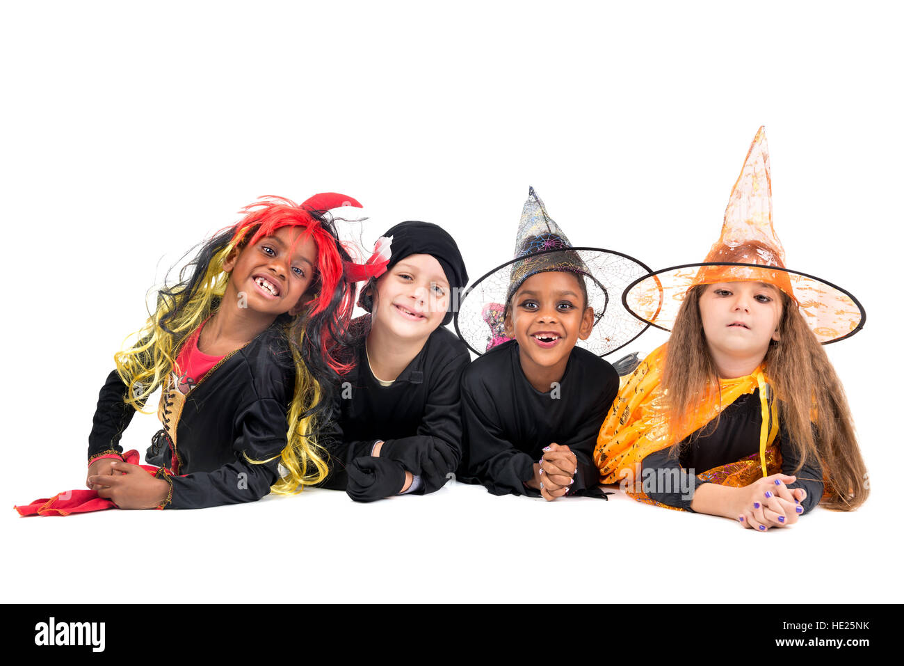 Kinder mit Gesicht malen und Halloween-Kostüme, die isoliert in weiß Stockfoto