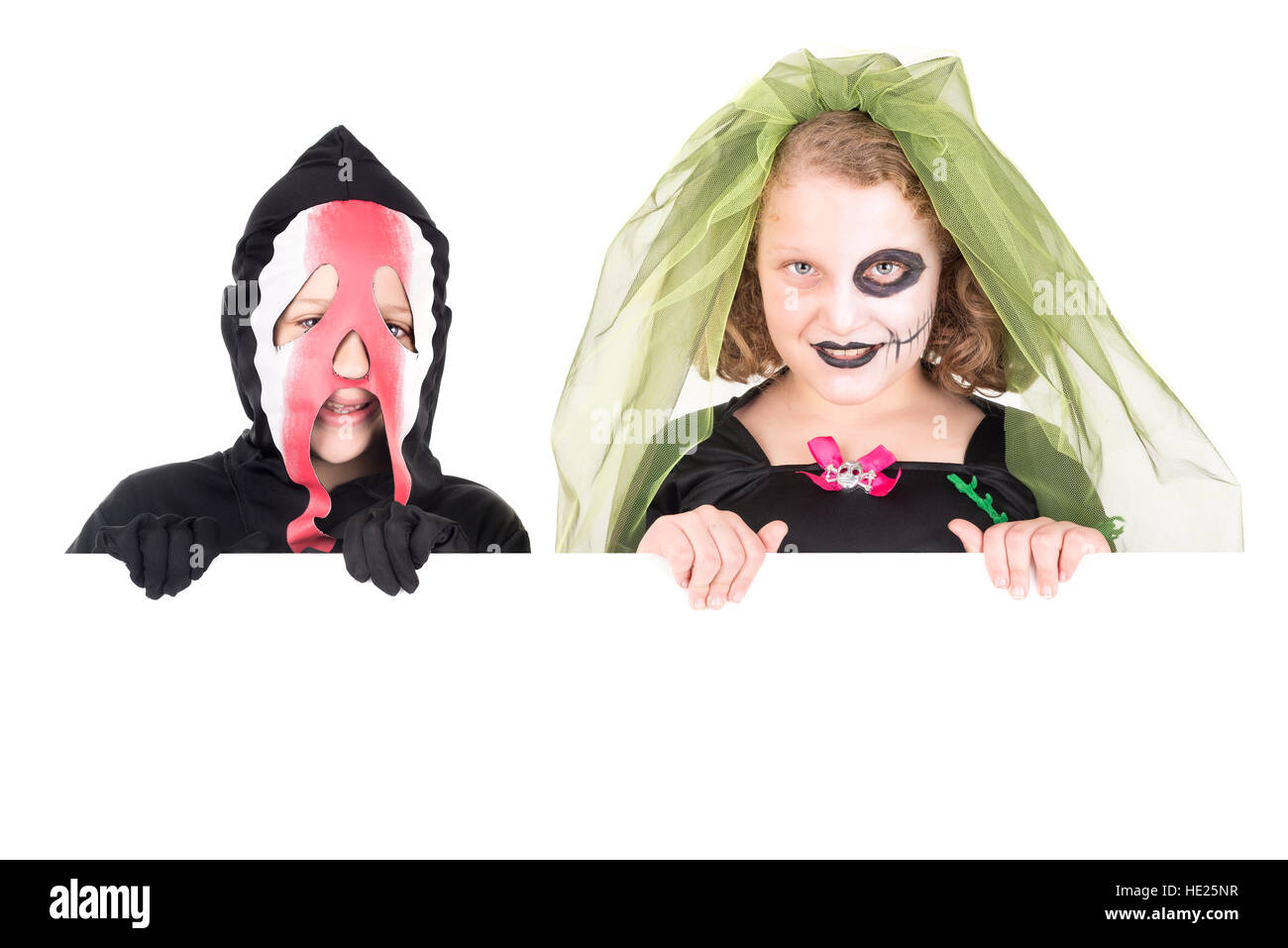 Kinder mit Gesicht malen und Halloween-Kostüme über eine weiße Tafel Stockfoto