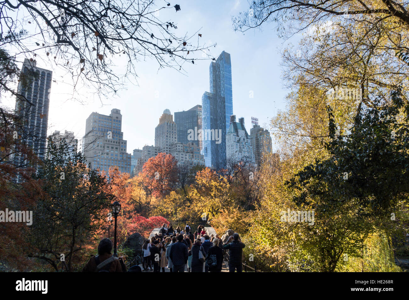 Gapstow Brücke im Central Park mit Manhattan Skyline im Hintergrund, New York NYC, USA Stockfoto