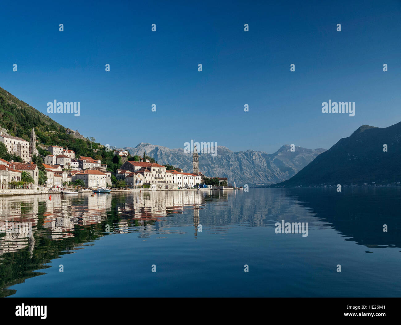 Perast traditionelle balkan Dorf Berglandschaft von Kotor in Montenegro Bucht Stockfoto