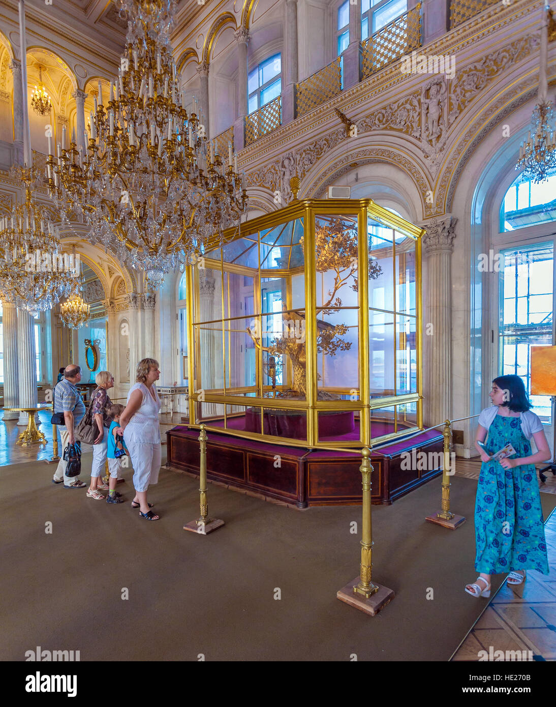 Sankt PETERSBURG, Russland - 27. Juli 2014: Besucher starrte The Peacock Clock, großer Automat mit drei lebensgroße mechanische Vögel in der Eremitage Stockfoto