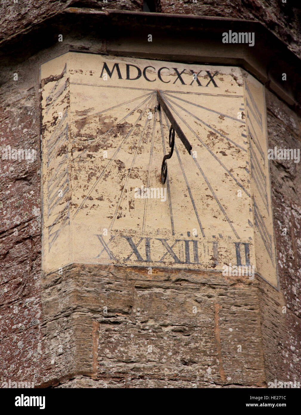 Sonnenuhr an einem Kirchturm, römische Ziffern auf dem Gesicht und vom MDCCXXX oder 1730 AD hohe Stockfoto