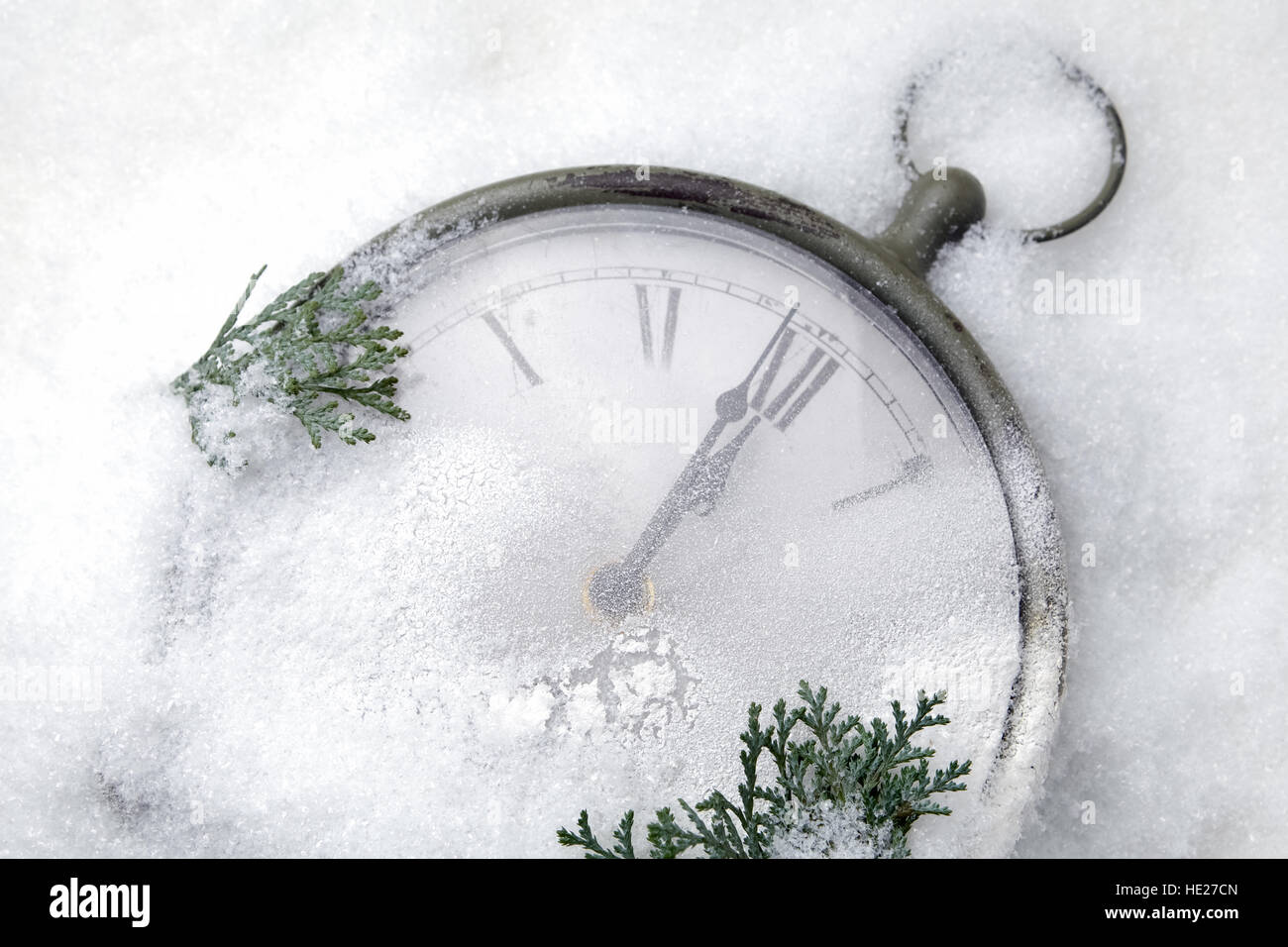 Sehen Sie sich im Schnee vor dem neuen Jahr liegen Stockfoto