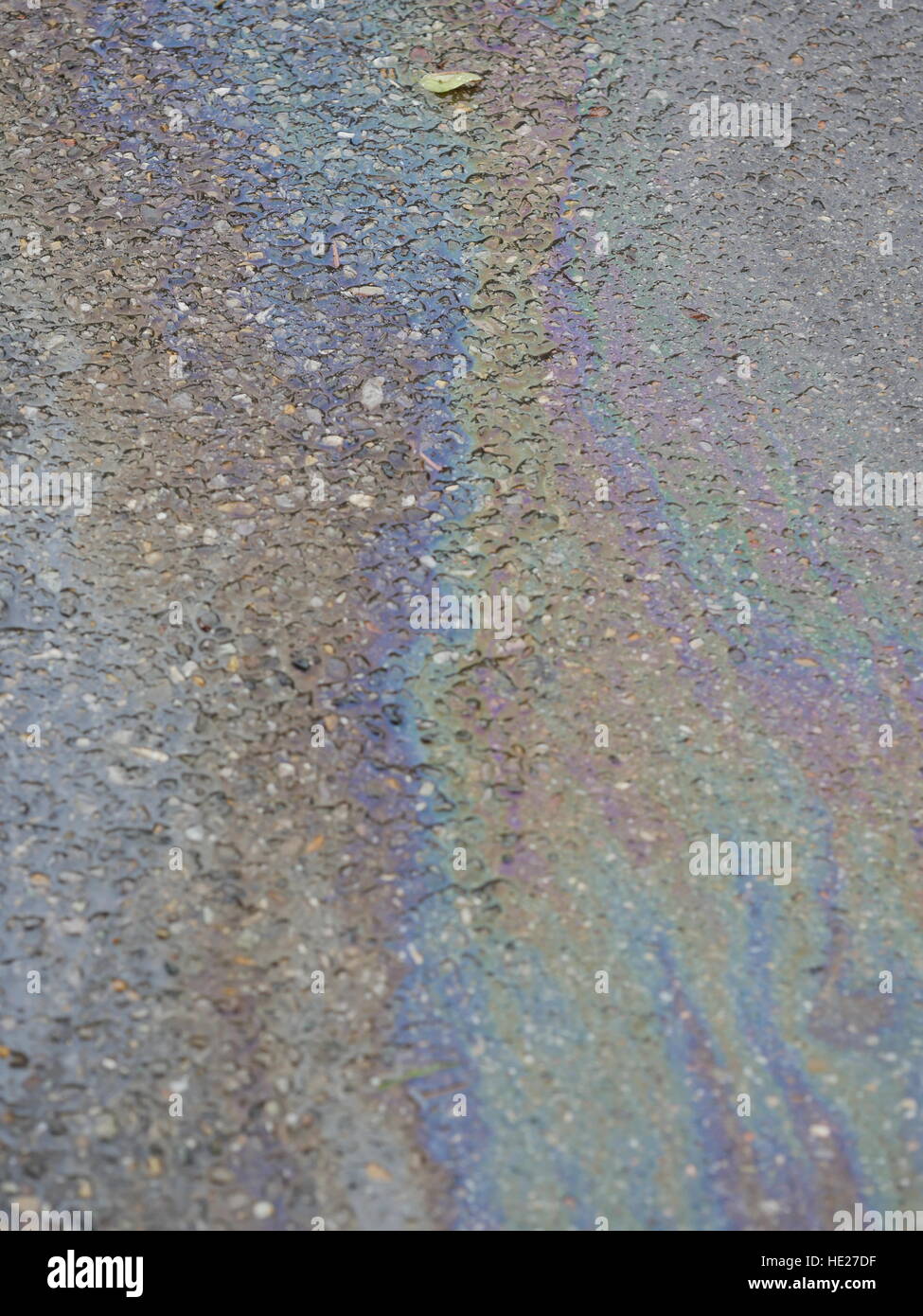 Ölpest auf Asphaltstraße Stockfoto