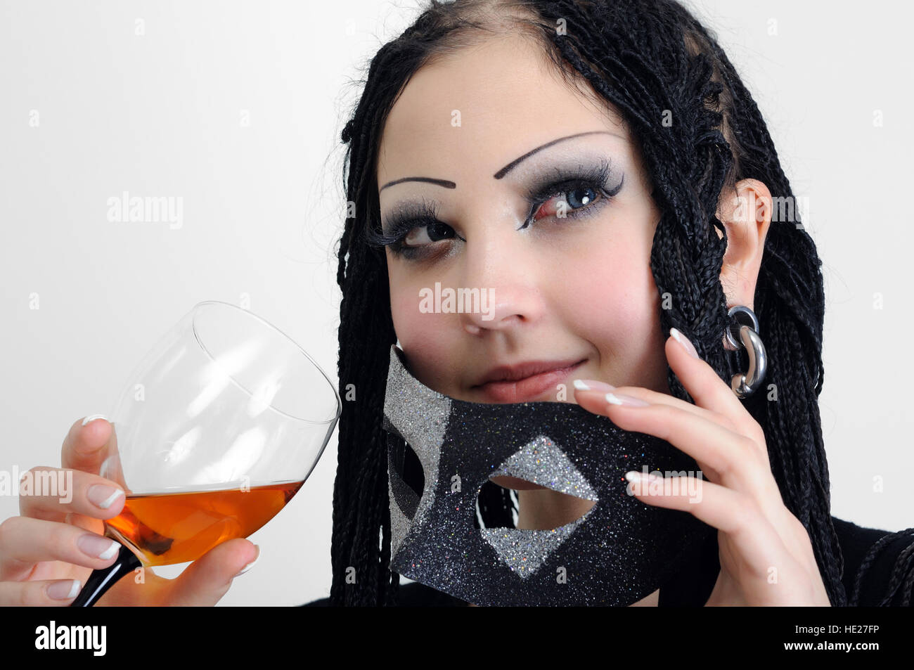 junge stilvolle Frau mit Dreadlocks Getränke Wein Stockfoto