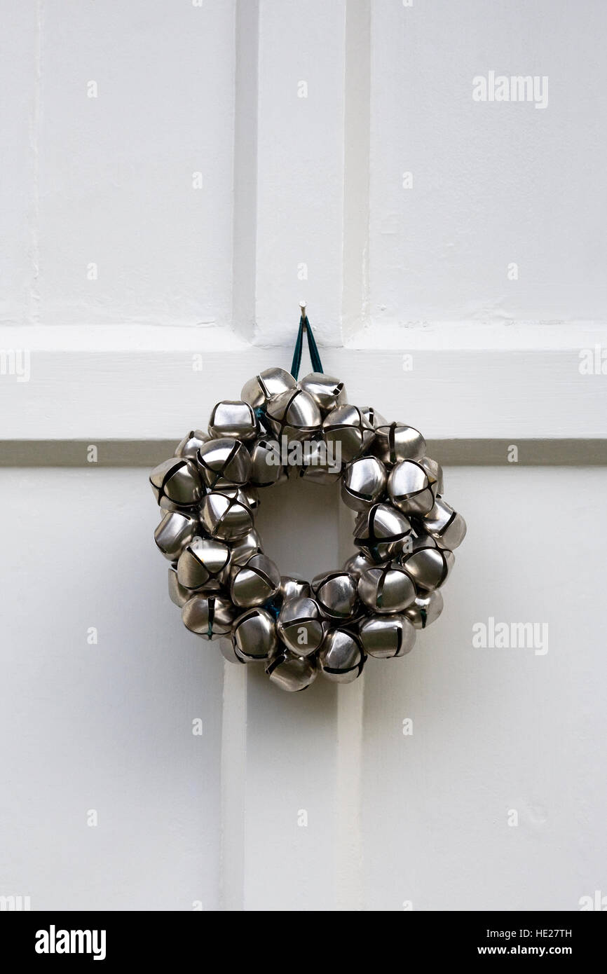 Dekorative weihnachten Kranz Aufhängen an einer weißen Tür. Stockfoto