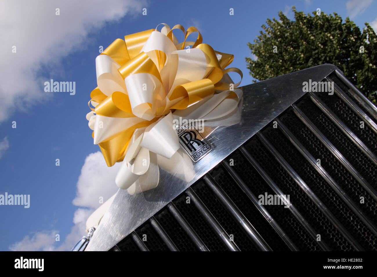 Hochzeitsauto Rolls-Royce - Kühlergrill mit weißen und gelben Band gebunden Stockfoto