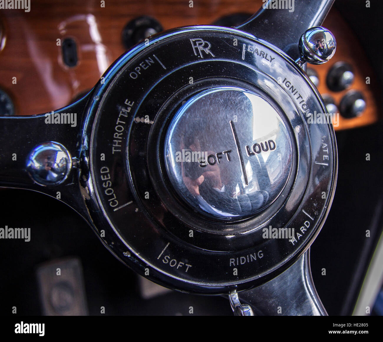 Lenkradnabe eines Rolls Royce Phantom III, Steuerelemente für Horn weich/laut, Fahrt Festigkeit und Zündung voraus retard Stockfoto